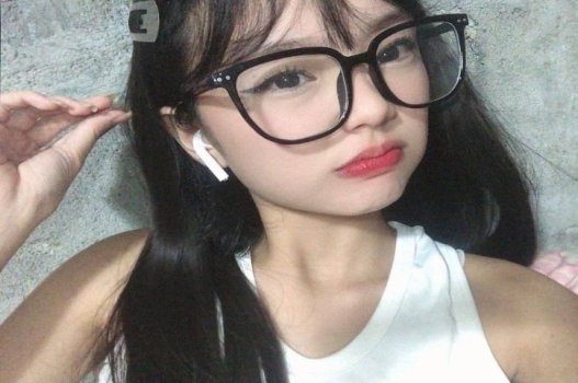 Nhìn gian lận vào vú to của em này đấy
